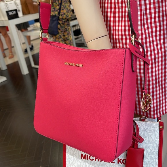 Michael Kors Jet Set Travel Small Messenger Crossbody Bag
Electric Pink 
NWT - Picture 4 of 16